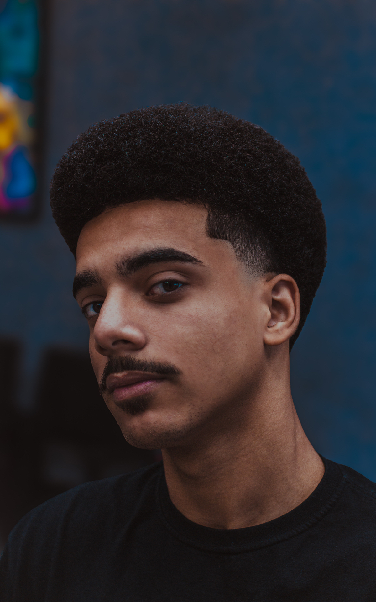 Corte afro com contorno preciso e acabamento impecável